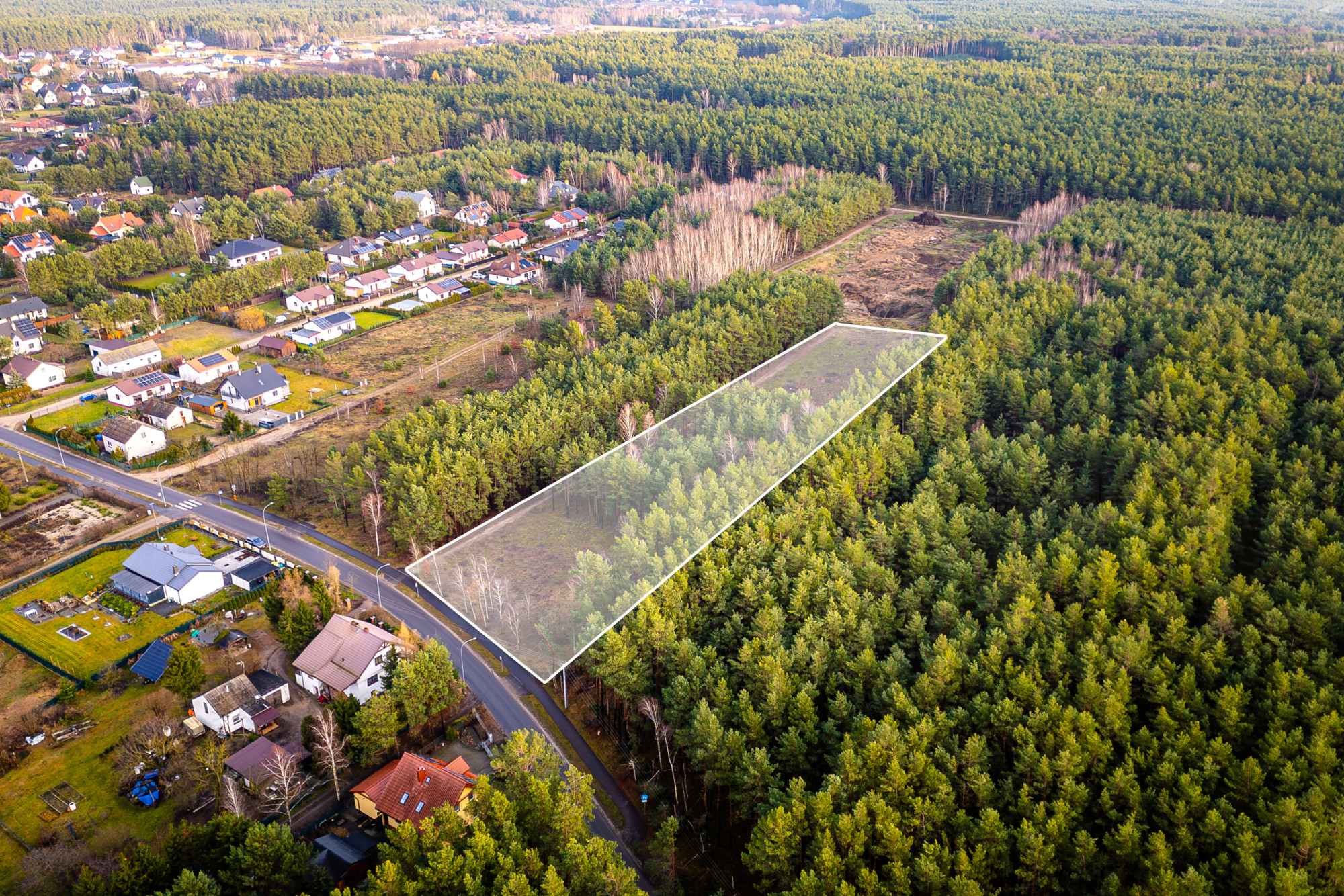 Duża działka częściowo zalesiona niedaleko jeziora